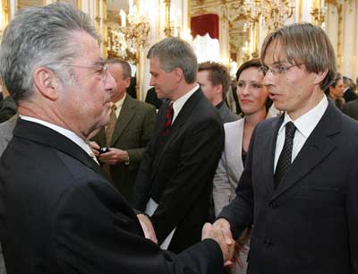 Bundespräsident Dr. Heinz Fischer gratuliert dem Preisträger Dr. Robert Schorn