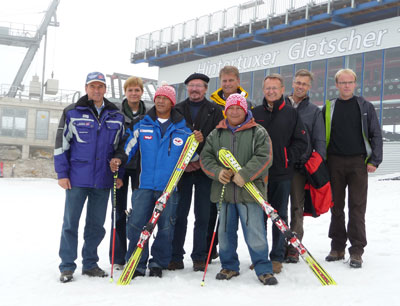 Auf dem Gletscher: v.l.n.r.: Karl Dengg (Zillertaler Gletscherbahnen), Anna Schwerzle …