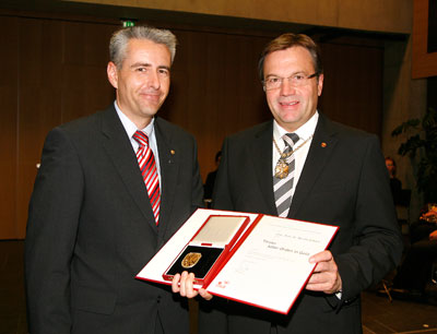 Prof. Koch wurde von LH Platter mit dem Tiroler Adler-Orden ausgezeichnet.