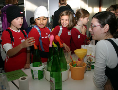 Experimente aus Naturwissenschaft und Technik bei der Station von FIT (Frauen in die …