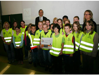 VR Märk überreichte den Kindern Preise im Wert von 100 bis 300 Euro.