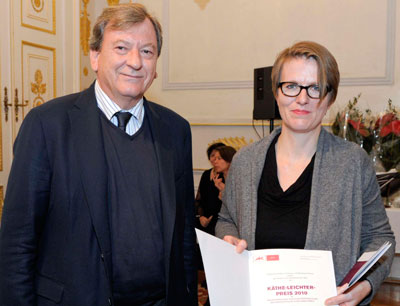 AK-Präsident Herbert Tumpel überreichte Alexandra Weiss die Auszeichnung. (Foto: Livi …