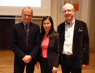 v.l.: Andreas Helmke, Tuyet Helmke und Dekan Michael Schratz von der Universität Inns …