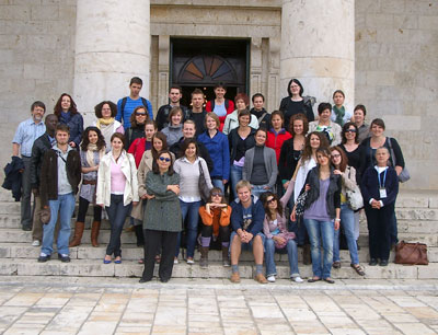 Die WISSTRANS - TeilnehmerInnen  vor der Agios Georgios Kirche (Alte Festung) in Korf …