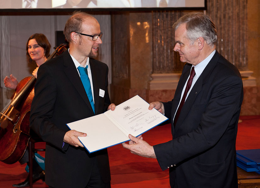Helmut Denk überreichte den Walther E. Petrascheck-Preis an den Innsbrucker Wissensch …