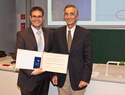 Rektor Märk überreichte die Auszeichnung an Hannes Wallnöfer.