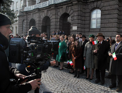 Vor dem historischen Hauptgebäude der Universität Innsbruck wurde für einen Fernsehzw …