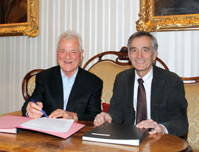 Frank Stronach und Rektor Märk bei der Unterzeichnung des Stiftungsvertrages.