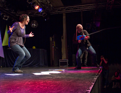 Action bot Claudia Paganini bei ihrer moralphilosophischen Präsentation über das 5. G …