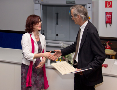 Magdalena Bachmann nimmt den Preis und die Gratulation von Rektor Tilmann Märk entgeg …