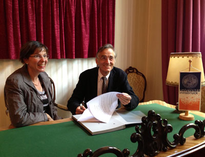 Prof. Andrea Oberhuber (Université de Montréal) bei der Vertragsunterzeichnung mit Re …