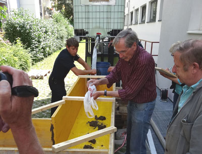 Hannes Lehar testete gemeinsam mit der Berufsfeuerwehr Innsbruck die Wasserspülung rö …