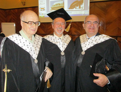 Ehrendoktor Roman Schrittwieser zwischen Prodekan Mircea Sanduloviciu (links) und Ghe …