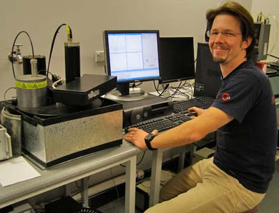Michael Meyer bei seiner Arbeit im OSL-Labor
