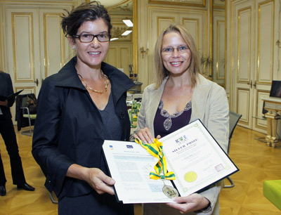 Wissenschaftsministerin Beatrix Karl (re.) und Judith Rollinger (li.) vom Institut fü …