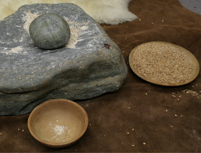War die Ernährung in der Steinzeit trotz einfachster Mittel - im Bild ein Mahlstein - …