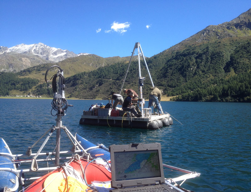 Die Wissenschaftler entnehmen Bohrkerne aus Seen, um dort nach Spuren vergangener Erd …