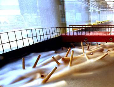 In einer 15 Meter langen Glasrinne simulieren die Wissenschaftler Verklausungen zum B …