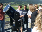 Mittels Teleskop kann der Himmel beobachtet werden (Archivbild)