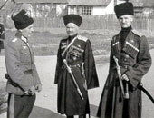 Das historische Foto zeigt Oberst Kononow mit den Genäerälen Schkuro und Naumenko.