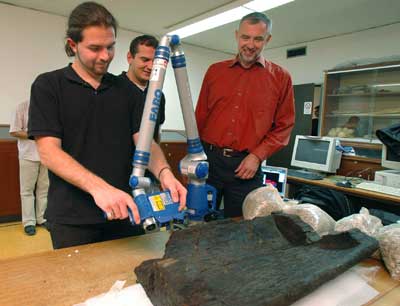 v.l.: Michael Moser, Christoph Gäck, Klaus Hanke mit dem 3D - Laser - Scanner.