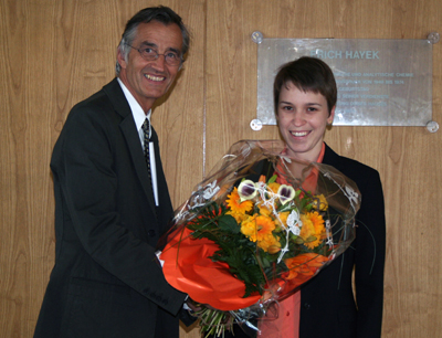 Forschungsvizerektor Prof. Tilmann Märk gratuliert der Preisträgerin Dr. Sigrid Gschö …