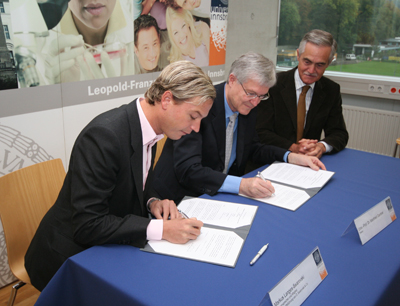 Markus Langes-Swarovski, Rektor Gantner und Prof. Mühlbacher bei der Unterzeichnung d …