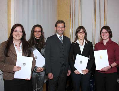 v. rechts: Mag. Kathrin Fleisch, DI Barbara Goller, Bundesminister Hahn, Mag. Daniela …