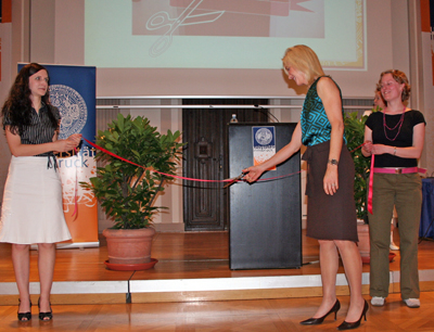 Ambassador McCaw cutting the ribbon to open the American Corner Innsbruck. Photo by University of Innsbruck, Bf&Ouml;