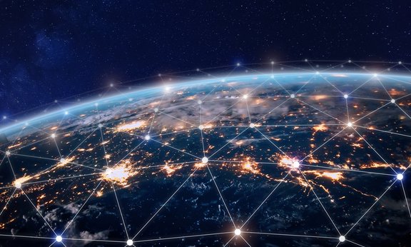 Globales weltweites Telekommunikationsnetz mit Knotenpunkten rund um die Erde.