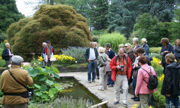 Mitglieder des Vereins der Freunde des Botanischen Garten Innsbruck zu Besuch im Botanischen Garten in Salzburg