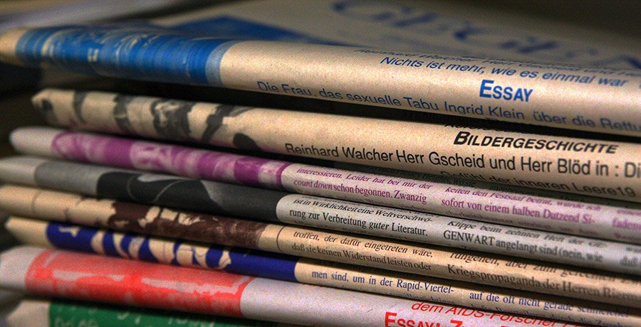 gestapelte Zeitungen des Innsbrucker Zeitungsarchivs