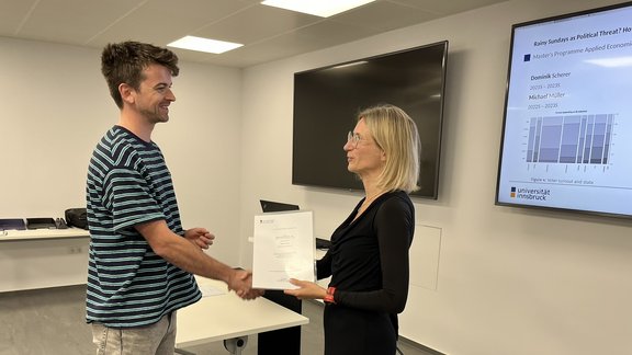 Michael Müller receives the certificate of participation