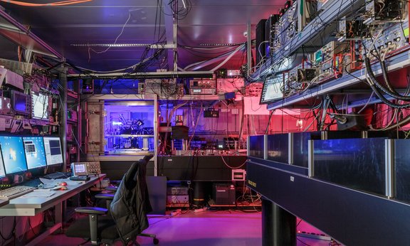 Labor mit mehreren Computern und Bildschirmen, das für Quantensimulationsexperimente mit langen Ionenkristallen eingerichtet ist