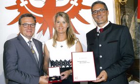 Günther Platter und Arno Kompatscher verliehen das Verdienstkreuz des Landes an Birgit Sattler.