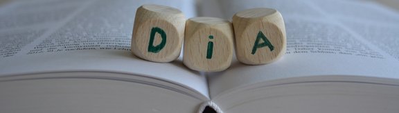 Würfel mit den Buchstaben DiA