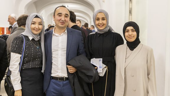 Ass.-Prof  Mehmet H. Tuna mit Familie