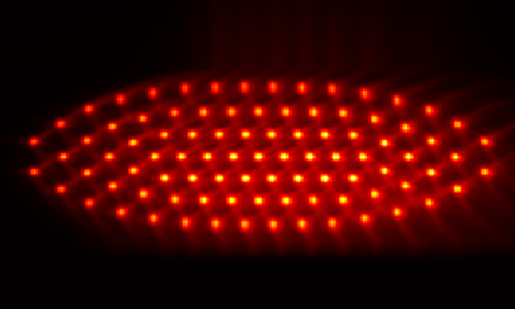 Rotes Licht leuchtet auf schwarzem Hintergrund, erzeugt einen starken Kontrast und eine dramatische Atmosphäre