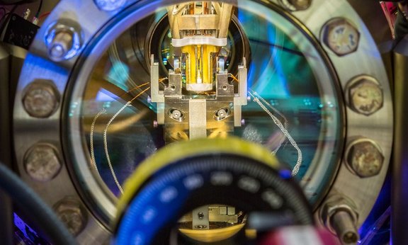 Nahaufnahme einer Maschine mit einer Glühbirne, die leuchtet und technische Details zeigt