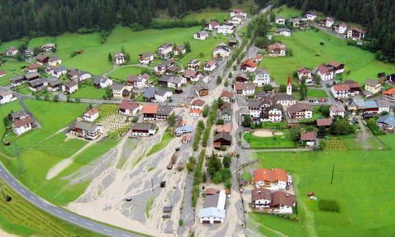 Luftbildaufnahme der Ortschaft Schnann nach dem Hochwasserereignis im August 2005