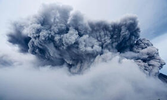 Graue Explosionswolke eines Vulkans