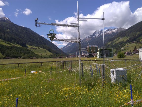 Optical systems for near-continuous hyperspectral reflectance and SIF measurements (Neustift, Austria)