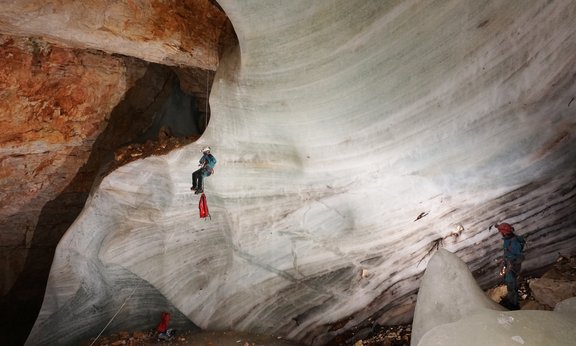 Geologen in der Eisgruben Eishöhle in Oberösterreich