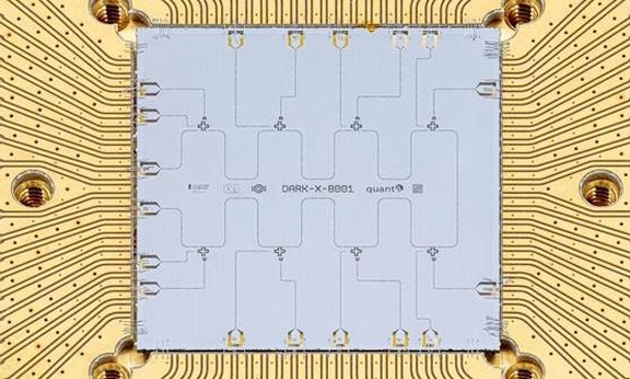 Acht supraleitende transmon qubits gekoppelt an einen co-planaren Wellenleiter