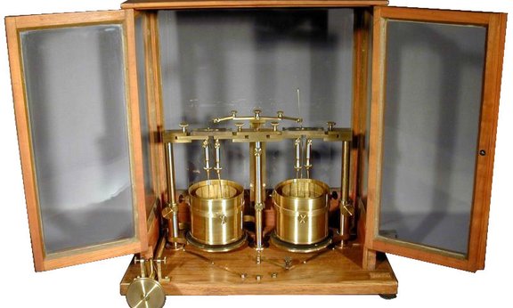 Holzgehäuse mit zwei Metalltöpfen, Teil eines Stromwärme-Calorimeters zur Analyse thermischer Eigenschaften