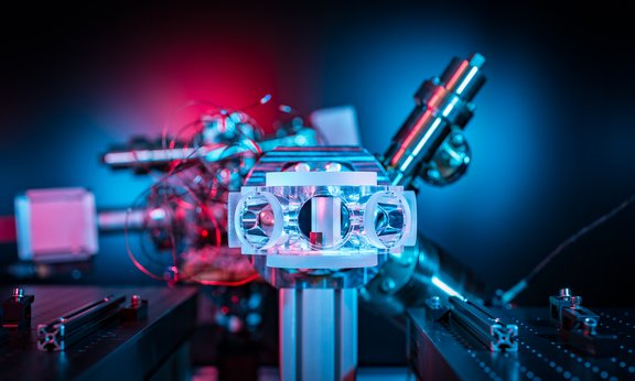 Experimentelle Glaszelle mit rotem und blauem Licht für Quanten-Gas-Forschung