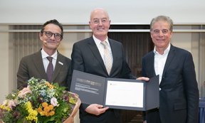 Vizerektor Bernhard Fügenschuh, Wissenschaftspreisträger Christoph Spötl und Stiftungspräsident Konrad Bergmeister