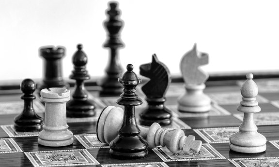 Schachbrett in Schwarz/Weiß, König liegend