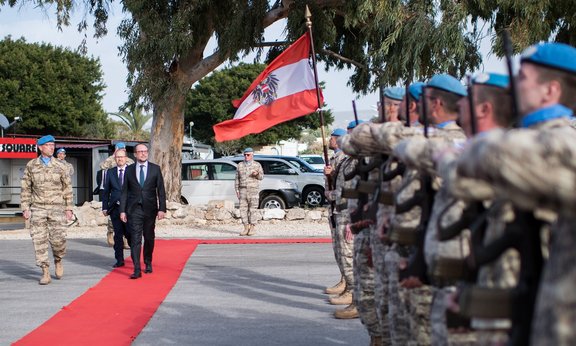 Am 10.01.2022 wurde Außenminister Alexander Schallenberg mit militärischen Ehren im Camp Naqoura im Libanon empfangen.