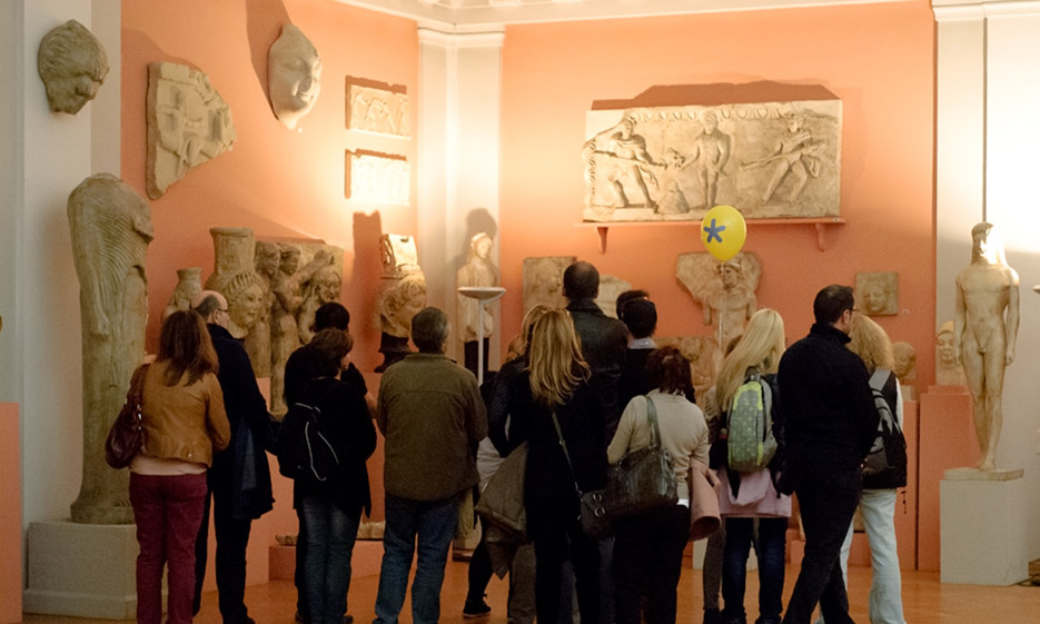 BesucherInnen im Archäologischen Museum
